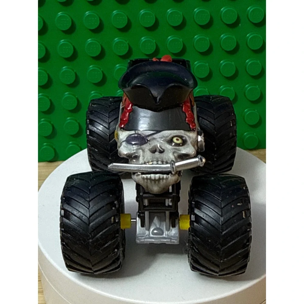 Monster Jam Pirates Curse Monster Truck Diecast Skull Pirate Hat 1:64 81206UFT